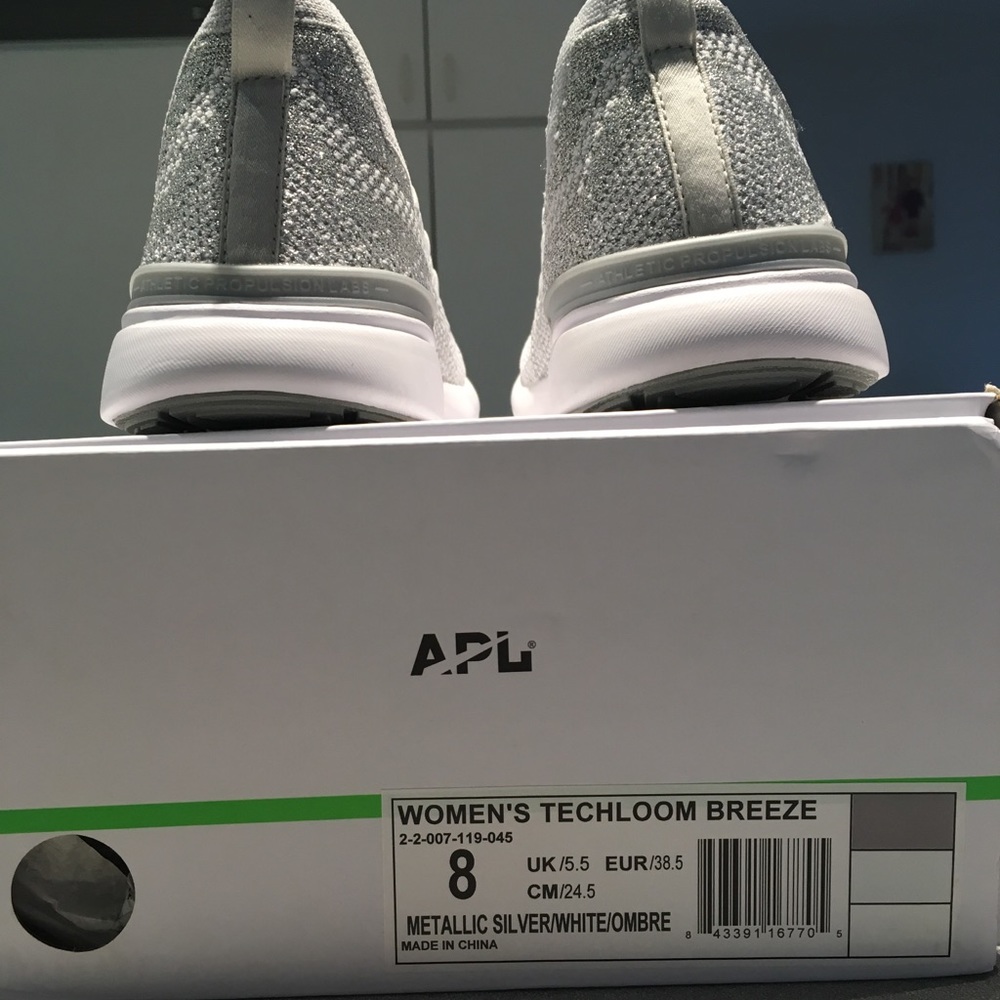 APL TechLoom Breeze Sneaker Metallic Silver NIB - Picture 2 of 4